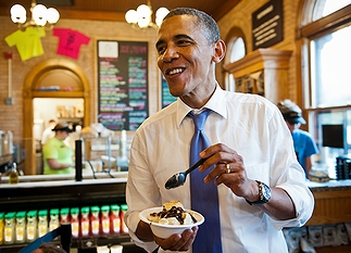 「左利きの有名人」の一例として挙がった米国大統領のバラク・オバマ(2012年)の画像