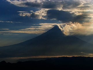 「フィリピンの有名なランドマーク」の一例として挙がったフィリピン共和国ルソン島のマヨン山(2008年)の画像