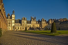 フランスの代表的な観光名所の一例として挙がったフランスの世界遺産「フォンテーヌブロー宮殿」(2007年)の画像