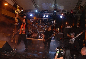 「ノルウェーの代表的な事物」の一例として挙がったノルウェー発のブラックメタルバンド「メイヘム」のライブ(2009年・米国ボルチモア)の画像