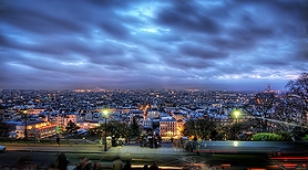 フランスの代表的な観光名所の一例として挙がったモンマルトルの丘から見られる宵闇のパリ(2007年)の画像