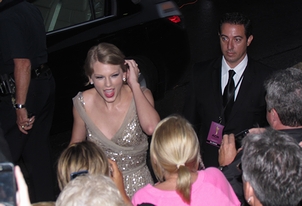ファイル:テイラー・スウィフト Taylor Swift - Greeting Fans - ACM Honors - 9-19-2011 - Nashville, Tn 6165602189.jpg