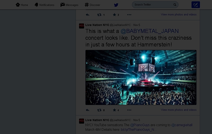 「ライブネーション」の公式ツイッターと「BABYMETAL」のコンサートの写真(2014年)
