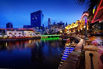 「シンガポールの絶好の夜遊びスポット」の一例として挙がったシンガポールの歓楽街「クラーク・キー」の夜景(2009年)の画像