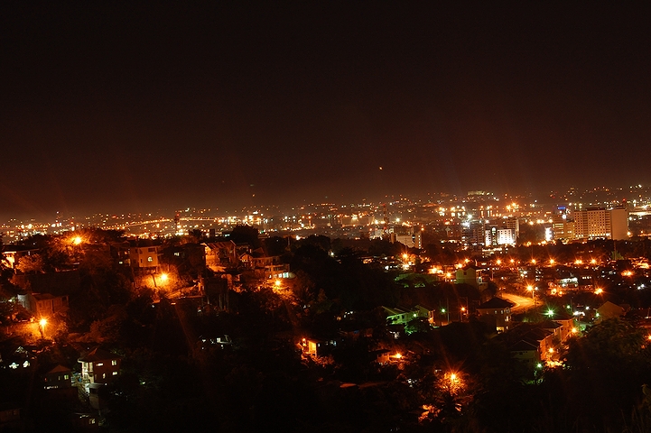 フィリピン・セブの「ビバリーヒルズ」から見られるセブ市街の夜景(2008年)の画像