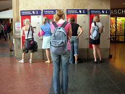 ドイツ・ハイデルベルクのハイデルベルク中央駅で切符を購入する女性たち(2006年)
