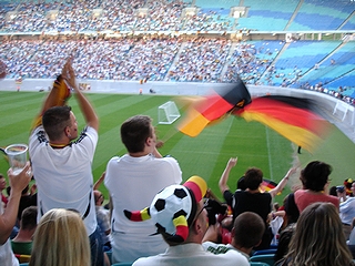 サッカー「FIFAワールドカップ」に沸き立つ観客席とドイツの国旗(2006年・ドイツ国内)の画像