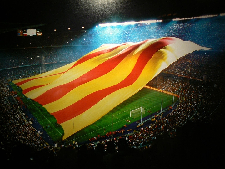 スペイン・バルセロナのサッカースタジアム「カンプ・ノウ」に翻るスペイン国旗(2006年)の画像