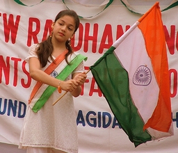 インド独立記念日にインド国旗を振る少女(2006年・デリー)