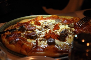 頻出3品「ペパローニ、チーズ、ソーセージ」を盛り付けたピザ