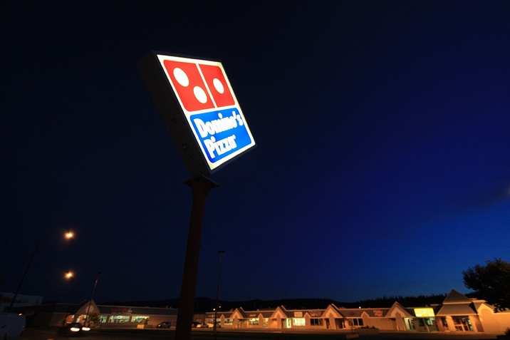 カナダの北の外れに位置する「ホワイトホース」の町の闇夜に輝く「ドミノ・ピザ」の看板(2008年)の画像
