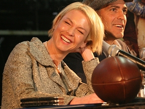 「スイスの代表的な事物」の一例として挙がった女優のレネー・ゼルウィガーと俳優のジョージ・クルーニー(2008年)の画像