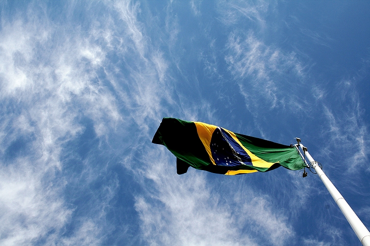 ブラジルの国旗と青空(2006年・サンパウロ)の画像