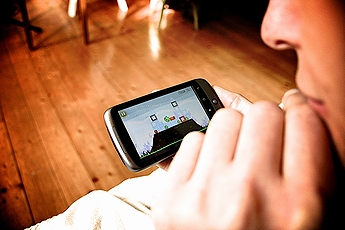 「Android」搭載スマートフォン「ネクサス・ワン」上に稼動する「10代女性に推奨されるAndroidアプリ」の一例として挙がったゲーム「アングリー・バーズ」(2010年)の画像