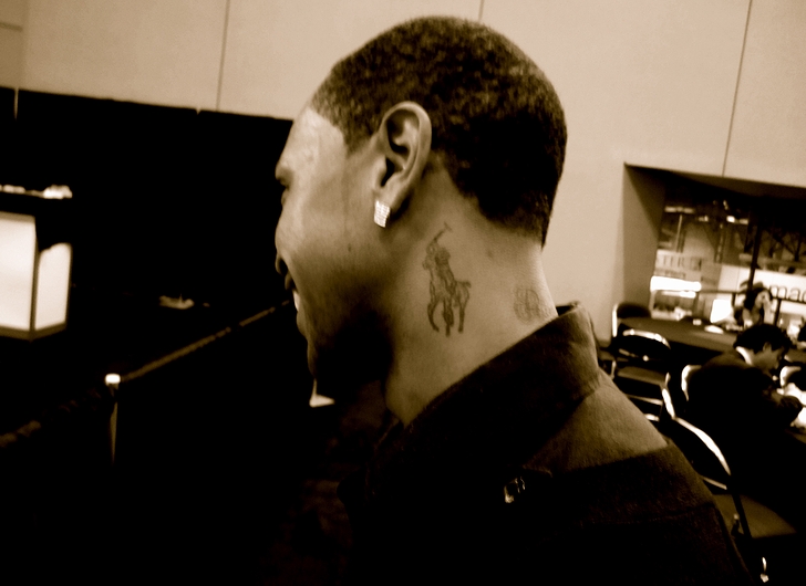 米国発のファッションブランド「ポロ・ラルフローレン」のロゴのタトゥーを首に彫り入れた男性(2011年・米国ニューヨーク)の画像