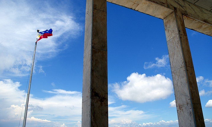 青空のもとに翻るフィリピンの国旗(2009年・フィリピン・バターン)の画像