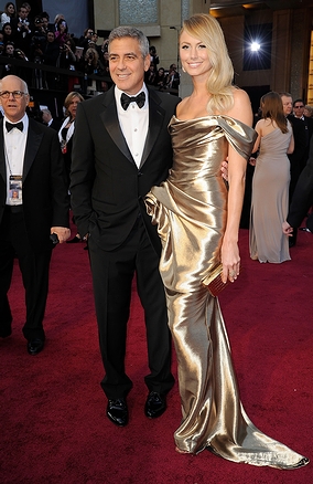 レッドカーペット上に佇む俳優のジョージ・クルーニーと女子プロレスラー“ディーバ”で女優のステイシー・キーブラー(2012年・米国ハリウッド・第84回「アカデミー賞」受賞式典)の画像
