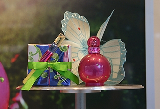 「10代女子に人気の香水」の一例として挙がった歌手ブリトニー・スピアーズの香水製品「ファンタジー」(2006年)の画像