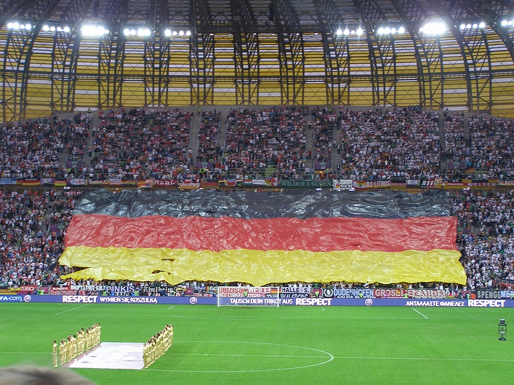 サッカー「UEFA EURO 2012」のドイツ対ギリシャ戦の観客席に翻るドイツ国旗(2012年・ポーランド・グダニスク「PGEアリーナ」)の画像