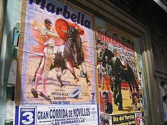スペイン南部マラガの街角に掲示された「スペインの人気スポーツ」の一例として挙がった闘牛の開催を伝えるポスター(2006年)の画像