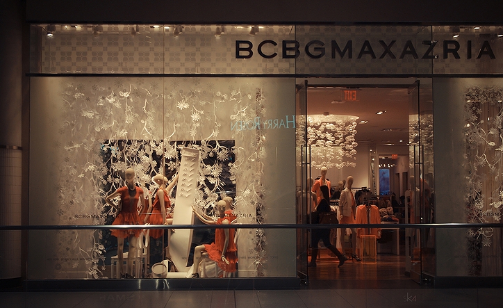 ファッションブランド「BCBGマックスアズリア」の店舗(2012年・カナダ・トロントイートンセンター)の画像