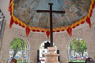 「フィリピンの有名なランドマーク」の一例として挙がったフィリピン・セブの「マゼランの十字架」(2013年)の画像