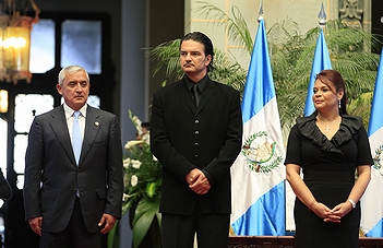 グアテマラのオットー・ペレス・モリーナ大統領と「有名なグアテマラ人」の一例として挙がった歌手のリカルド・アルホーナ(2013年・「ケツァール勲章」授章式)の画像