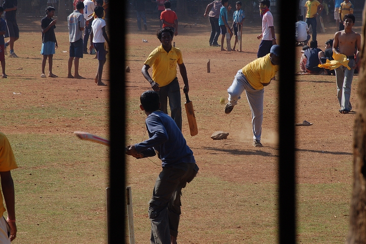 インド・ムンバイでクリケットに興じる男たち(2009年)の画像