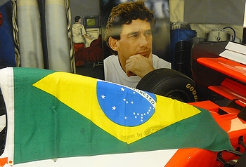 「ブラジル出身の有名人」の一例として挙がったレーサーのアイルトン・セナと「マクラーレンMP4/8」とブラジルの国旗(2008年・イギリス)の画像