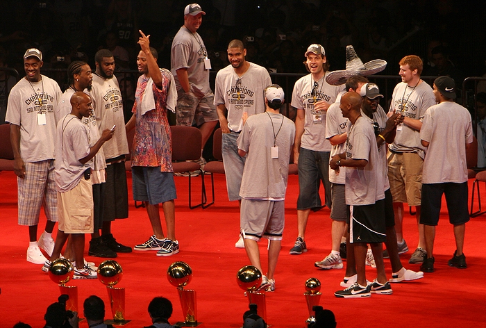 NBAのプロバスケットボールチーム「サンアントニオ・スパーズ」の面々(2007年)の画像