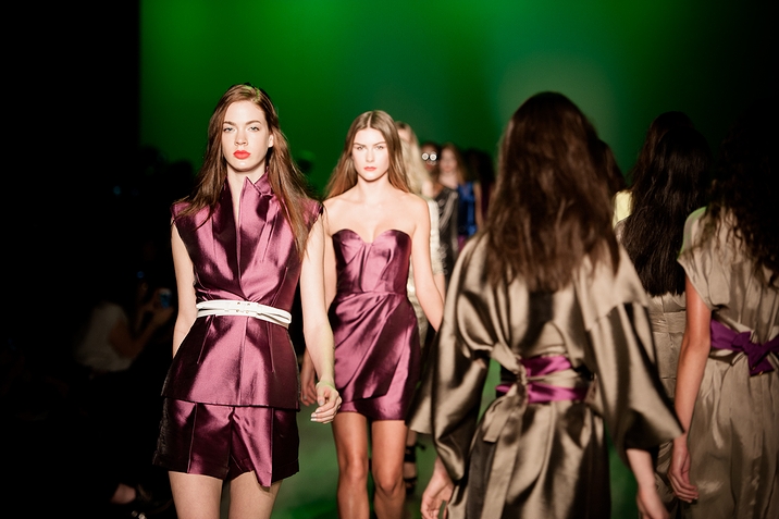 「ワールド・マスターカード・ファッションウィーク」のファッションショーのランウェイを歩くモデルたち(2012年・カナダ)の画像