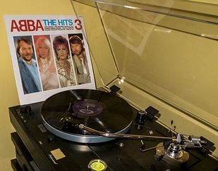 「スウェーデン出身の有名人」の一例として挙がった「ABBA」のレコード盤「THE HITS 3」(2013年)の画像