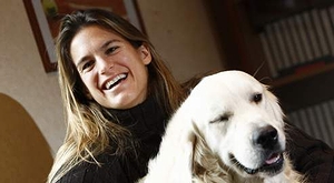フランス出身の女子テニス選手アメリ・モレスモと犬
