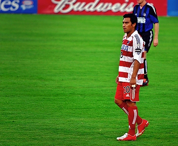 「有名なグアテマラ人」の一例として挙がったグアテマラ出身のサッカー選手カルロス・ルイス(2005年・MLS・「FCダラス」対「コロラドラピッズ」戦)の画像