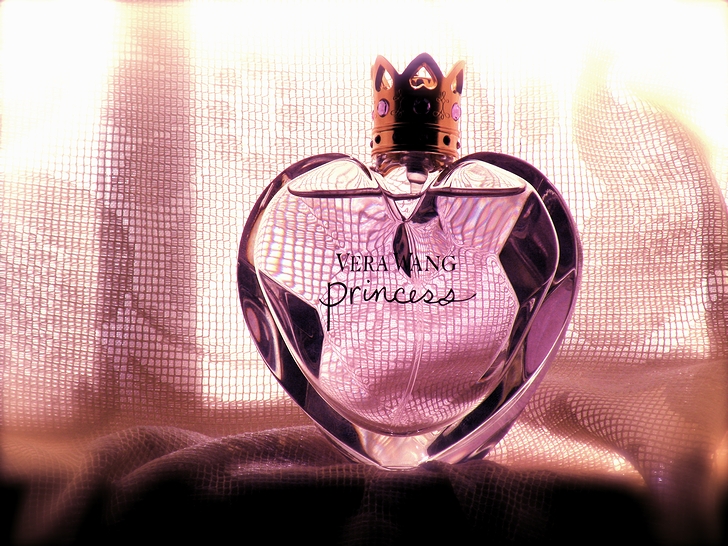 ファッションブランド「ヴェラ・ウォン」の香水製品「プリンセス」(2011年)の画像