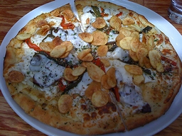 ポテトチップを盛り付けたピザ(2010年・米国ワシントンDC)