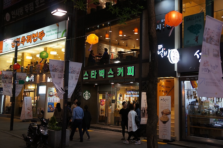 大韓民国ソウル某所のスターバックスの店舗(2014年)の画像
