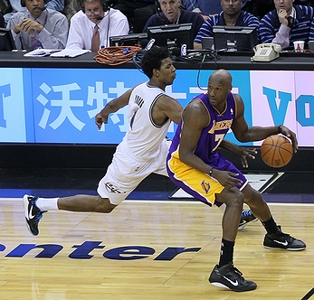 NBA「ワシントン・ウィザーズ」のニック・ヤングと「左利きのNBA選手」の一例として挙がった「ロサンゼルス・レイカーズ」のラマー・オドム(2010年)の画像