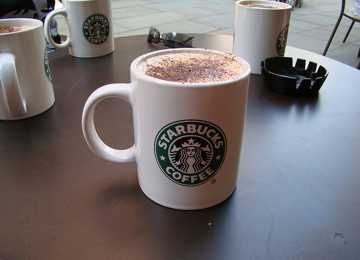 「スターバックス」のコーヒー(2008年・ロンドン)の画像