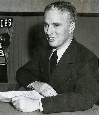 「左利きの有名人」の一例として挙がった俳優・映画監督のチャーリー・チャップリン(1933年・CBSラジオ)の画像