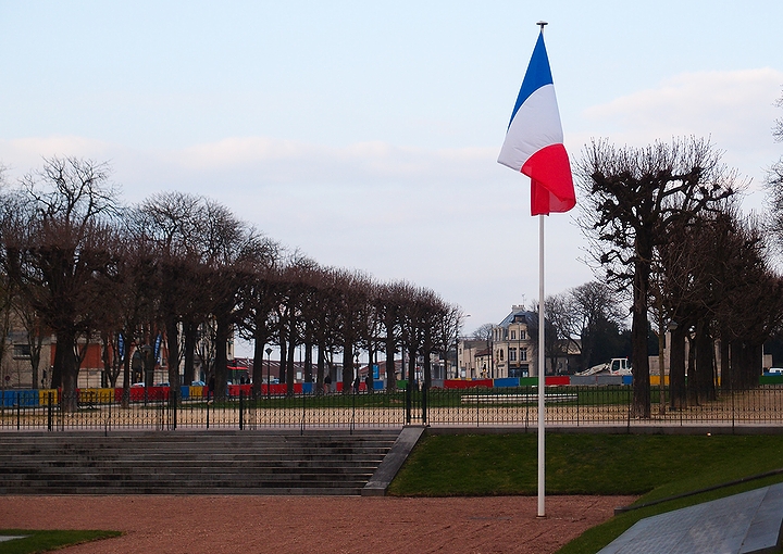 フランス北部「ランス」の町に翻るフランス国旗(2011年)の画像