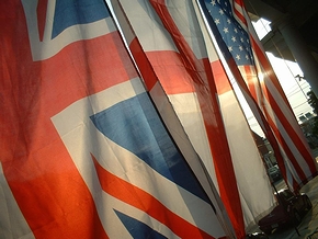 イギリス国旗とイングランド国旗と米国旗