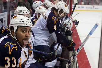 「NHLのアメリカ黒人選手」の一例としてその名が挙がったアイスホッケー選手のダスティン・バフリン(2010年・米国ワシントンDC「ベライゾンセンター」)の画像