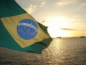 ブラジル国旗と日没の水面