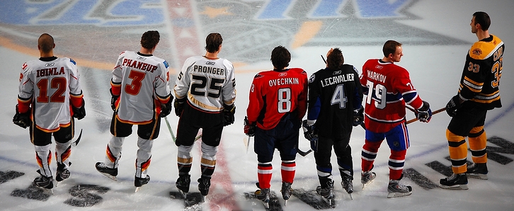 並ぶ「NHL」の選手たちの画像。左から、ジェローム・イギンラ、ディオン・ファーナフ、クリス・プロンガー、アレクサンダー・オベチキン、バンサン・ルキャバリエ、アンドレイ・マルコフ、ズデノ・チャラ。(2008年・米国ジョージア州)