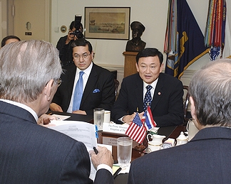 タイ副首相のスラキアット・サティヤンタイと「タイの有名人」の一例として挙がったタイ首相のタクシン・シナワット(2005年・米国ペンタゴン)の画像