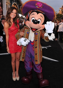 米国の女優アシュレイ・ティスデイルと「ミッキーマウス」(2011年・米カリフォルニア)