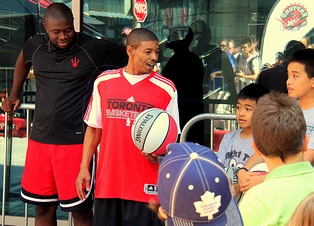 米国のプロバスケットボール選手マグジー・ボーグス(2011年・カナダ)の画像