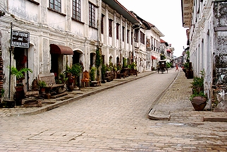 「フィリピンの有名なランドマーク」の一例として挙がったフィリピン南イロコス州の世界遺産の町ビガンの「クリソロゴ通り」(2001年)の画像