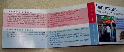 「Important customs information」＞「Prohibited Items」＞「Chewing gum」 ― シンガポールにおけるガムの禁止を伝える冊子(2008年)